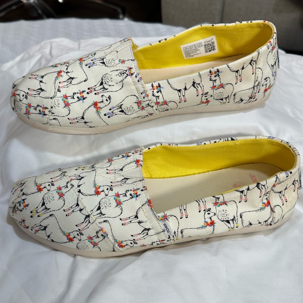 Tom’s Llama slip on shoe women 8.5 lama print white black red blue sneaker toms